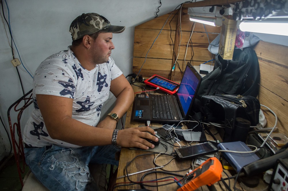 Para Alejandro Herrera Martínez, la conexión a Internet en su negocio de reparación de móviles es primordial para brindar un mejor servicio a sus clientes.