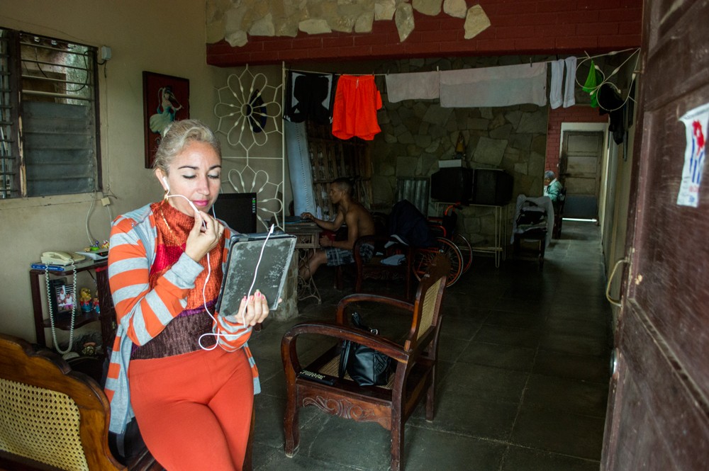 La casa de Lesme Pérez Delgado se convierte en una zona Wi-Fi, una alternativa para que sus amigos puedan comunicarse, pues Manacas aún espera por su parque de conexión inalámbrica.