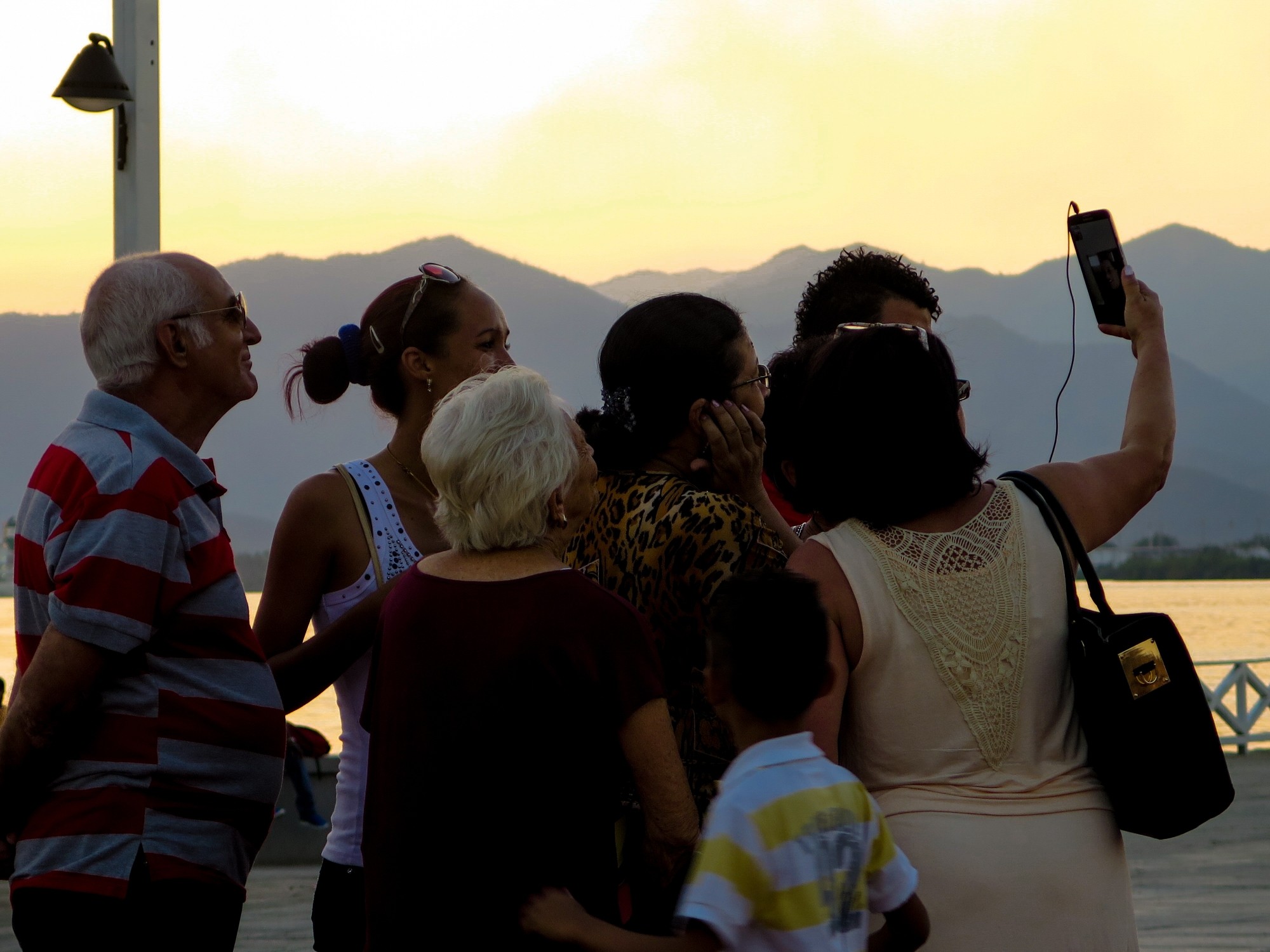 Familia cubana se conecta a internet en parque de Santiago de Cuba. Con el despliegue del acceso a internet ha aumentado considerablemente el uso de las TIC en Cuba