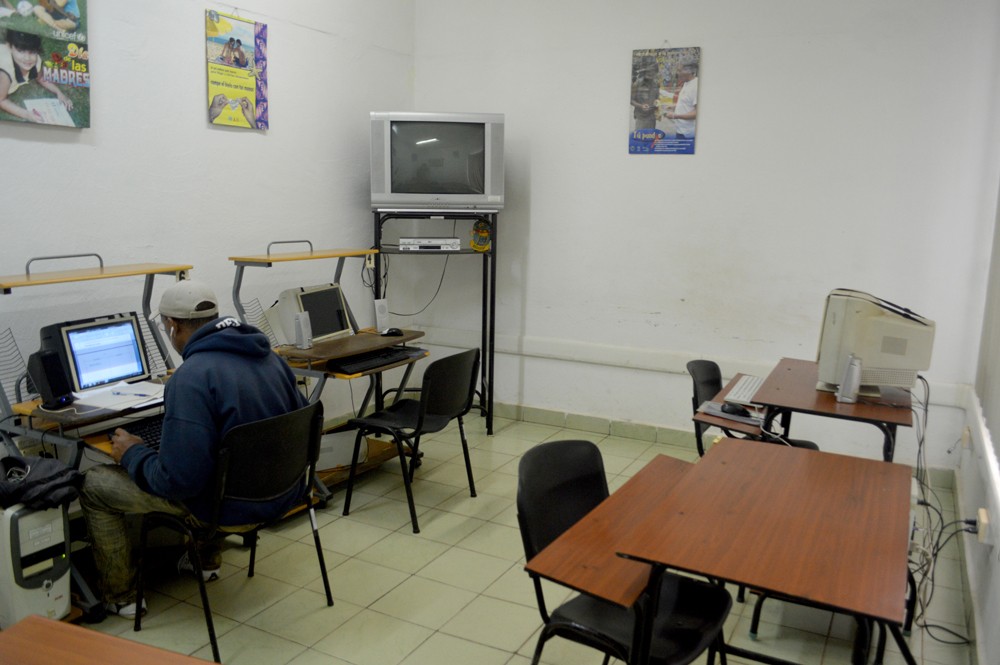 Con el switch roto y tres de las cuatro viejas computadoras funcionando, el Joven Club de Manacas no ofrece muchas opciones a sus pobladores.
