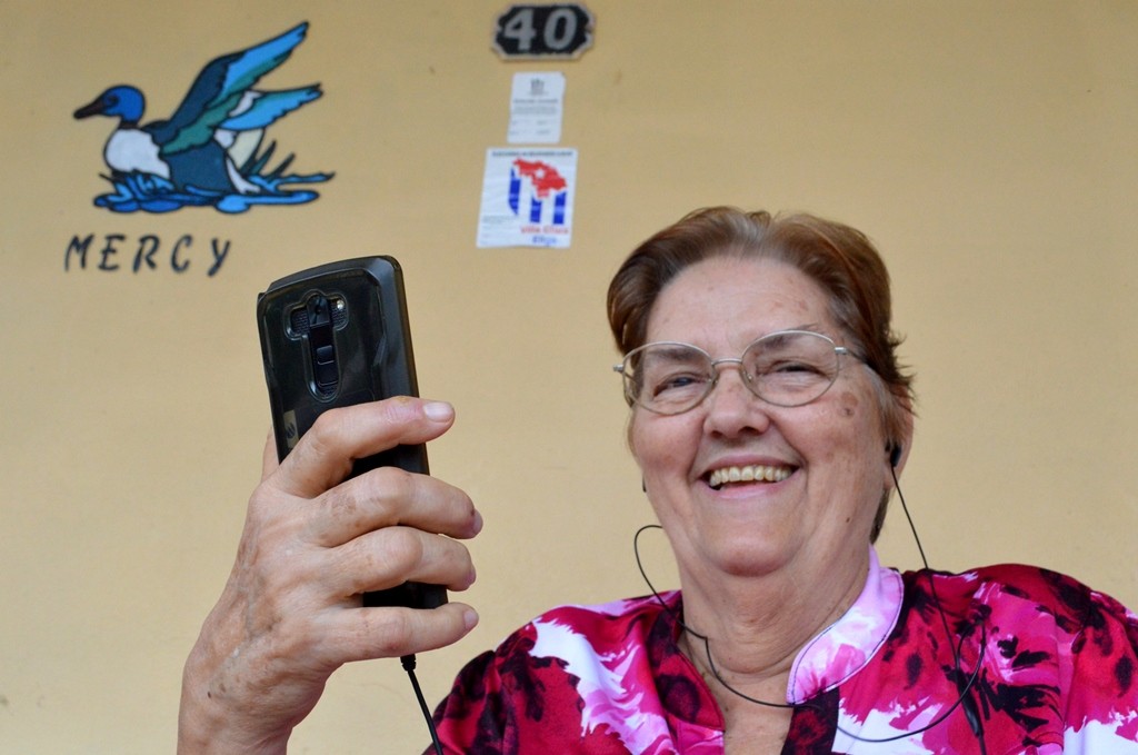 Desde el portal de su casa en Manacas, Mercedes Meneses se comunica con medio mundo, gracias al Nauta Hogar.