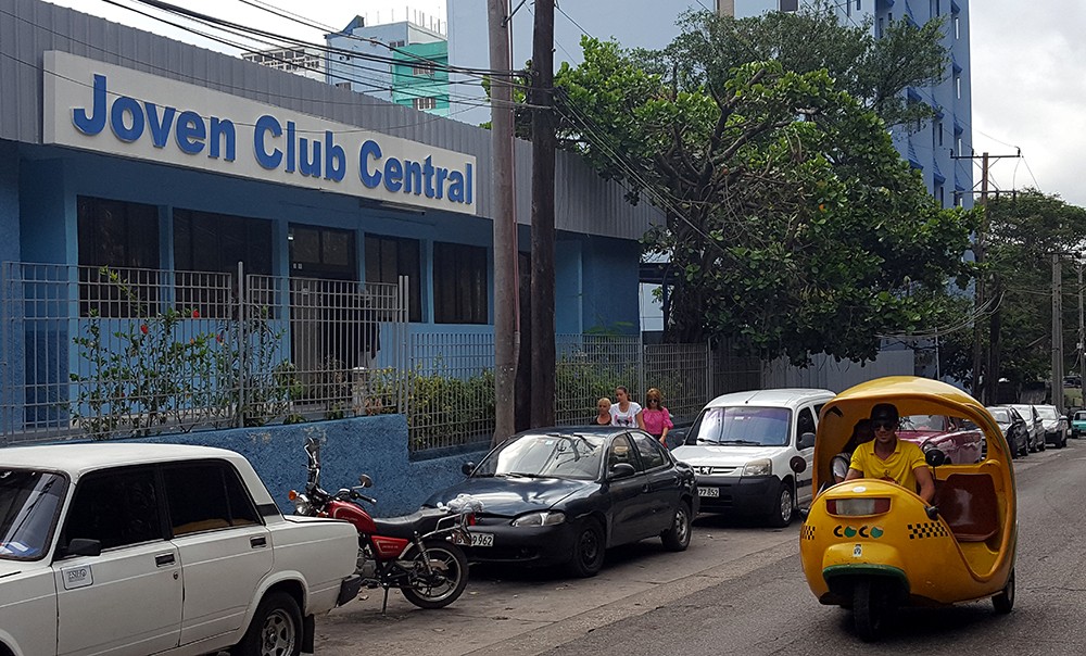 Entrada del Joven Club Central de La Habana.