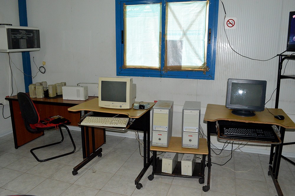 Dos computadoras de escritorio en sala de Joven Club.