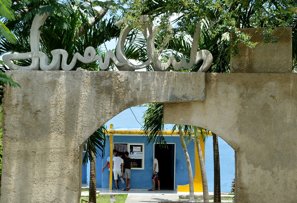 Entrada de un Joven Club en Cuba.
