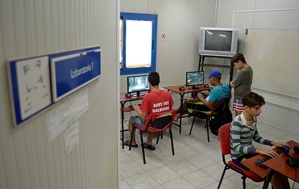 Cuatro niños en una sala de un Joven Club de Computación y Electrónica