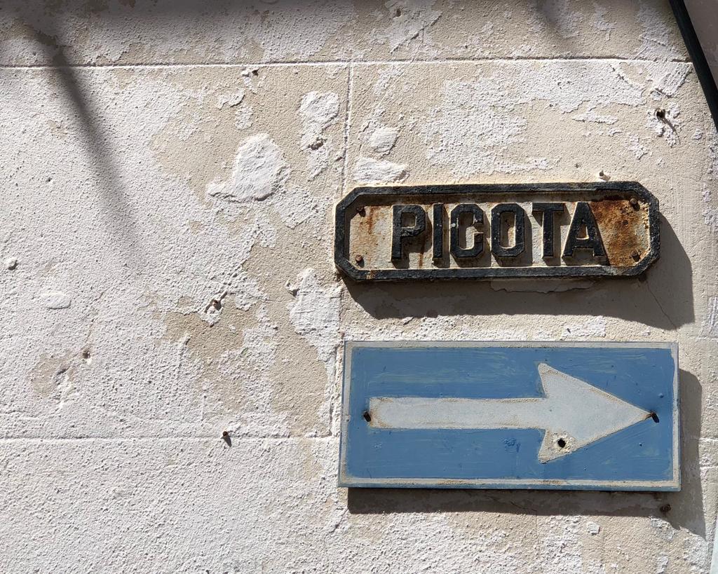 Cartel que señaliza la calle Picota en La Habana, Cuba.