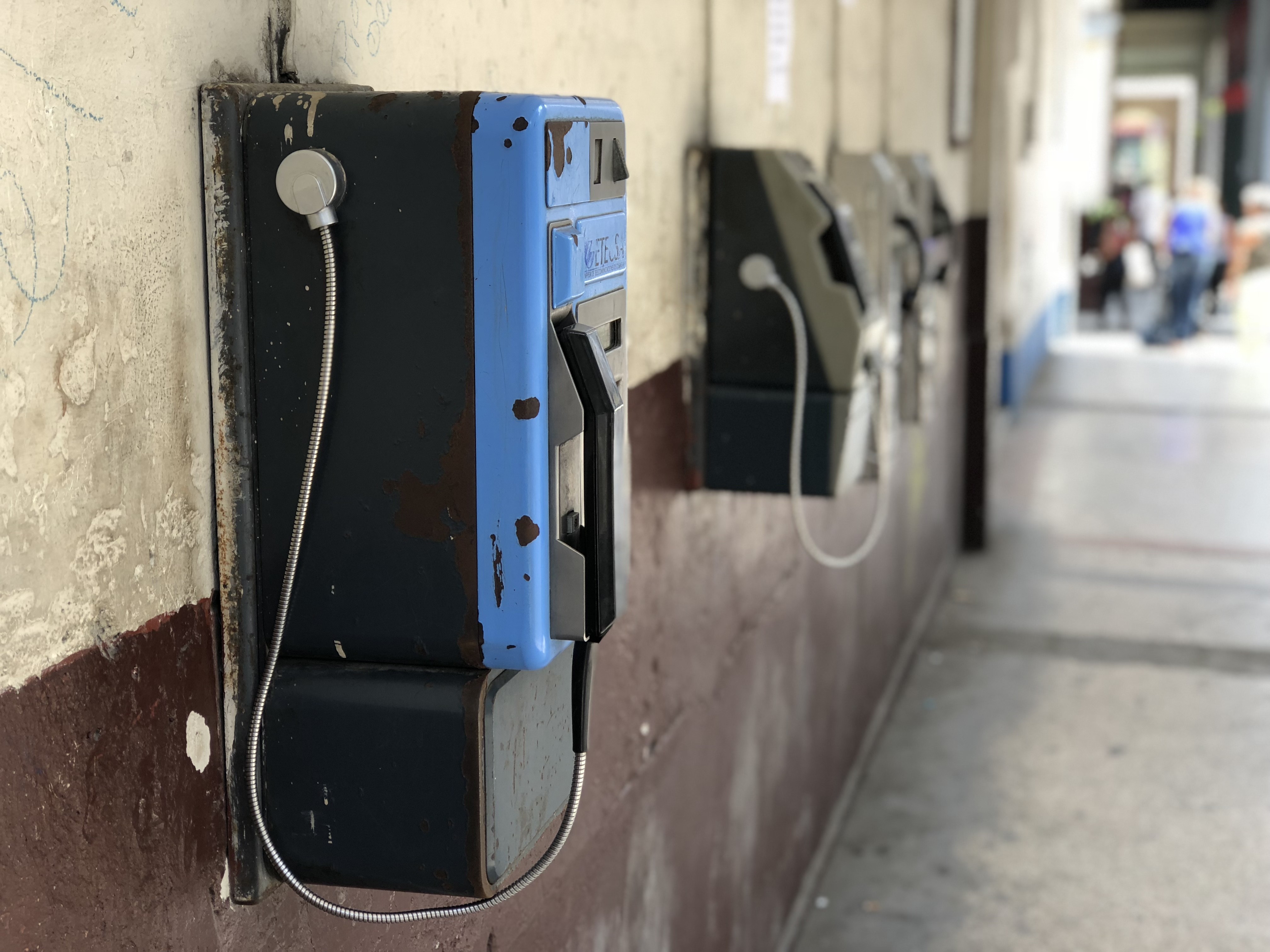 Varios teléfonos públicos en una pared de un porta en Cuba.