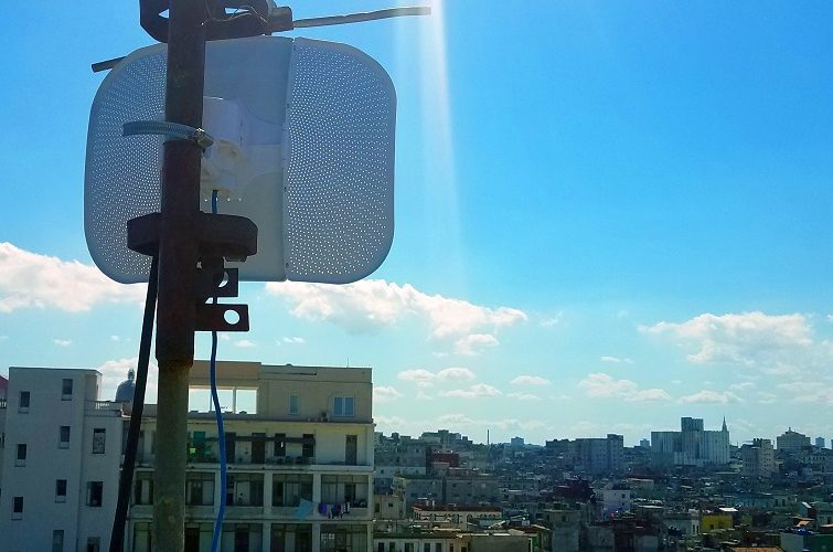 Antena de una de las redes inalámbricas en azotea de La Habana