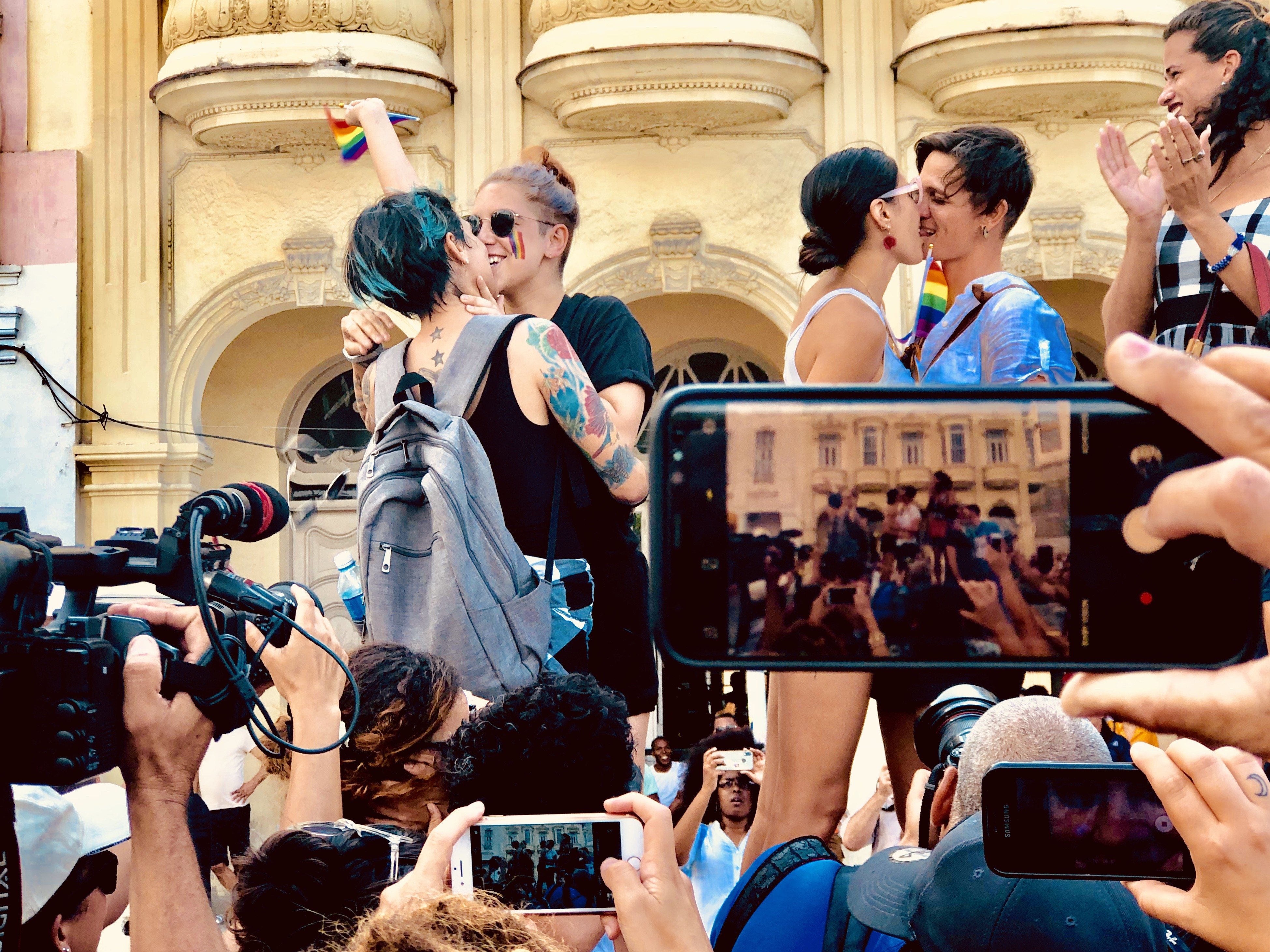 Miembros de la comunidad LGBT se besan durante la marcha.