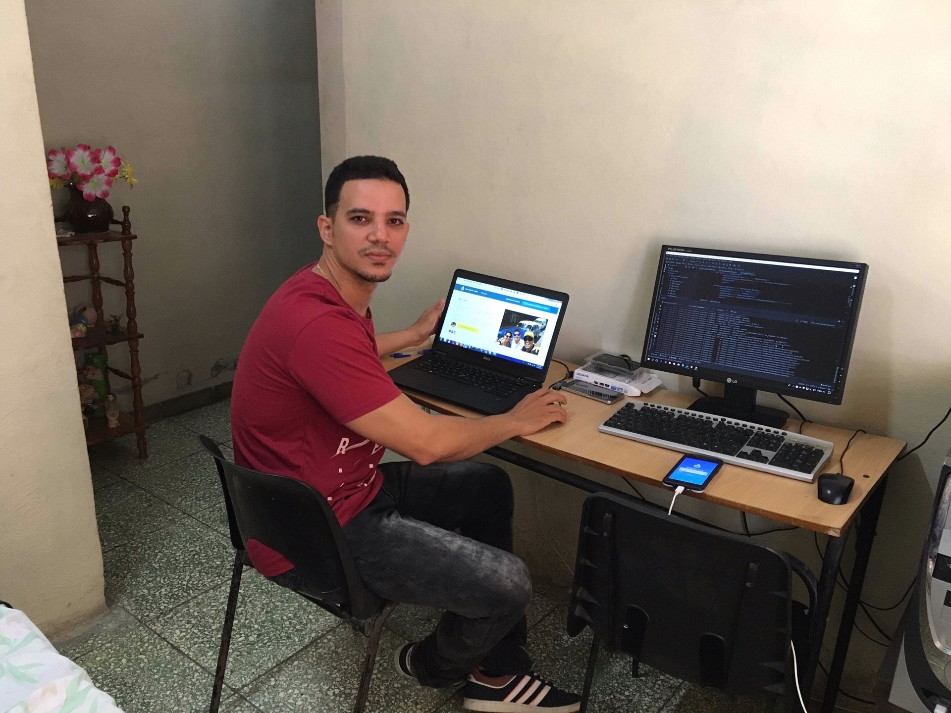 El desarrollador Martín Proenza, fundador de YoTeLlevoCuba, frente su laptop en su oficina en Granma, Cuba.