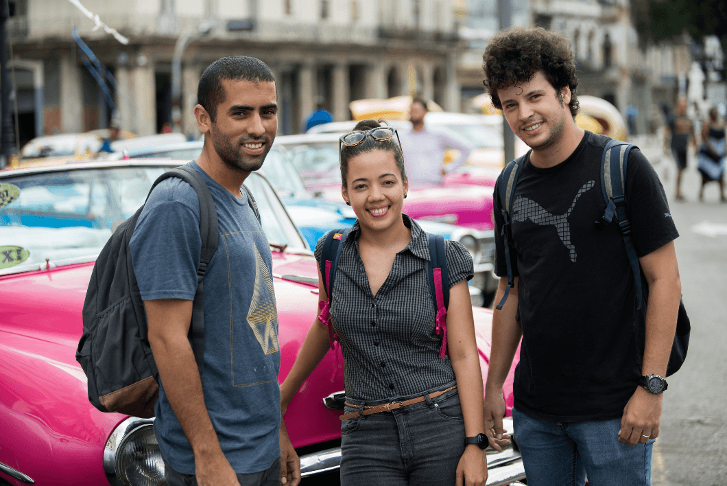 Daniel, Claudia y Damián, fundadores de Sube (app similar a Uber), en una calle de La Habana