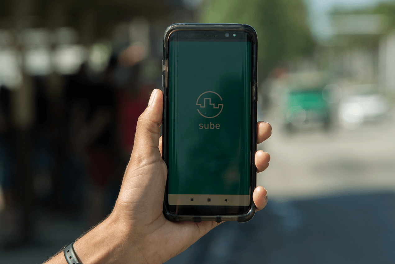 Un teléfono móvil es sostenido por una mano humana en Cuba, en la pantalla puede verse el logotipo de la aplicación Sube, otra de las versiones cubanas de Uber.