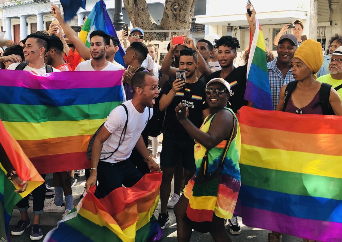 Grupo de manifestantes de la comunidad LGBTI celebran marcha en Cuba el 11 de mayo de 2019.
