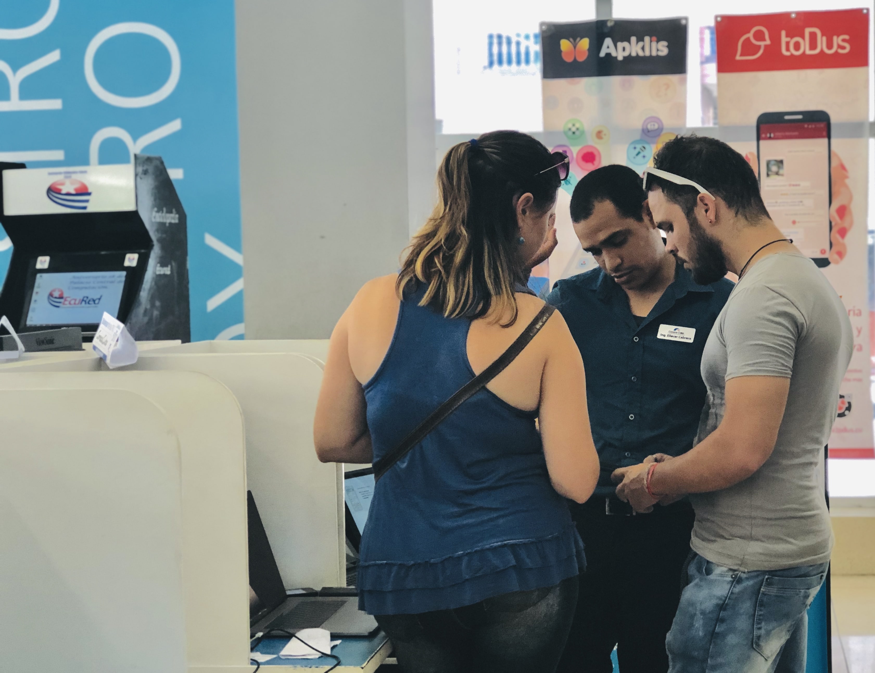 Cuentapropistas participan en feria tecnológica.