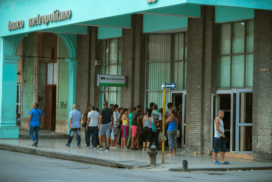 Personas esperan en la entrada del Banco Metropolitano de la calle Galiano en La Habana.