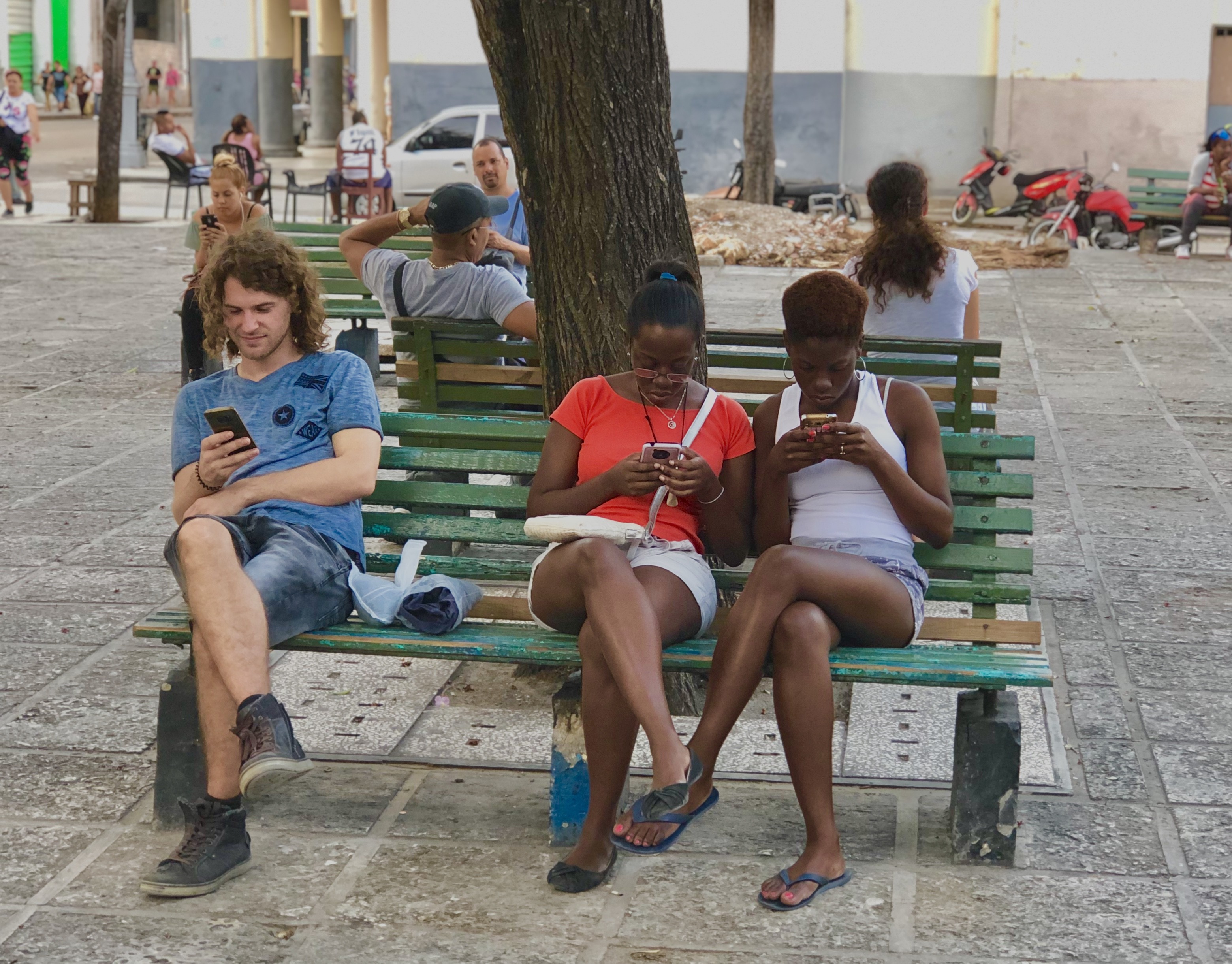 Cubanos conectados a una red Wi-Fi en un parque a través de sus dispositivos móviles
