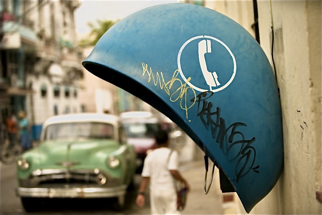 Teléfono público en una calle de La Habana