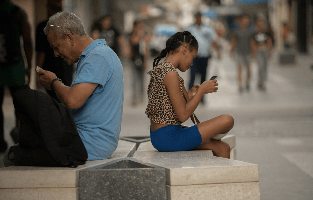 Cubanos se conectan a internet en parques de La Habana