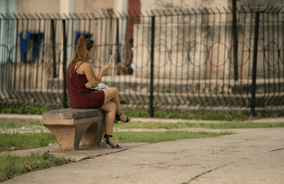 Cubana se conecta a internet en un parque de La Habana