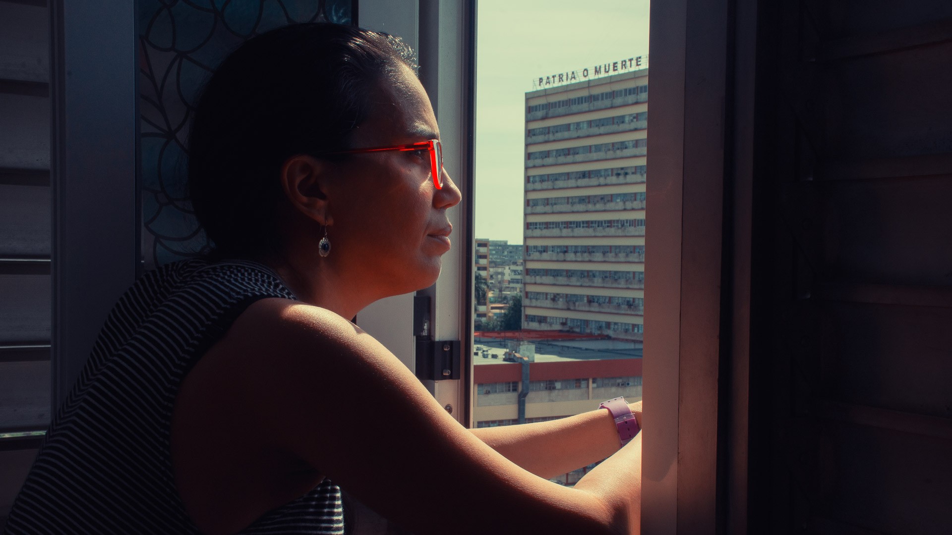 Luz Escobar mira por una ventana.