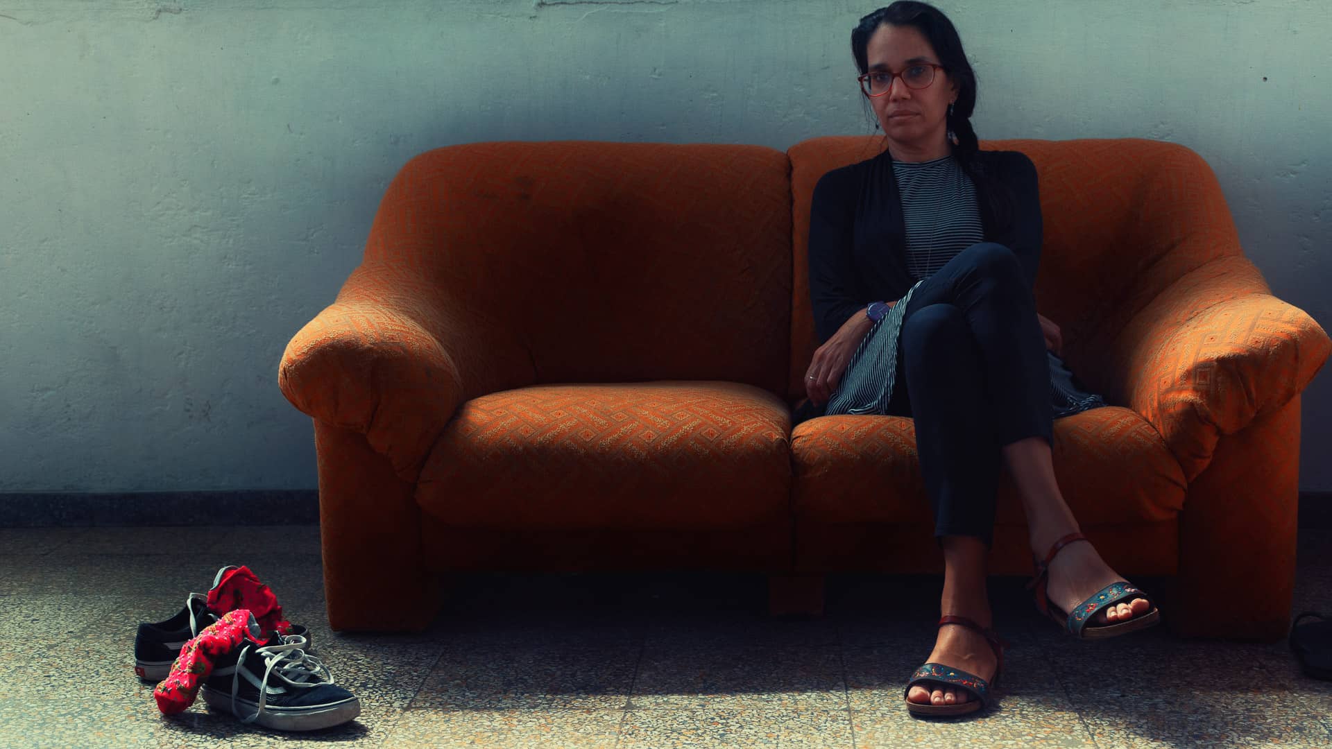 Luz Escobar sentada en un sofá