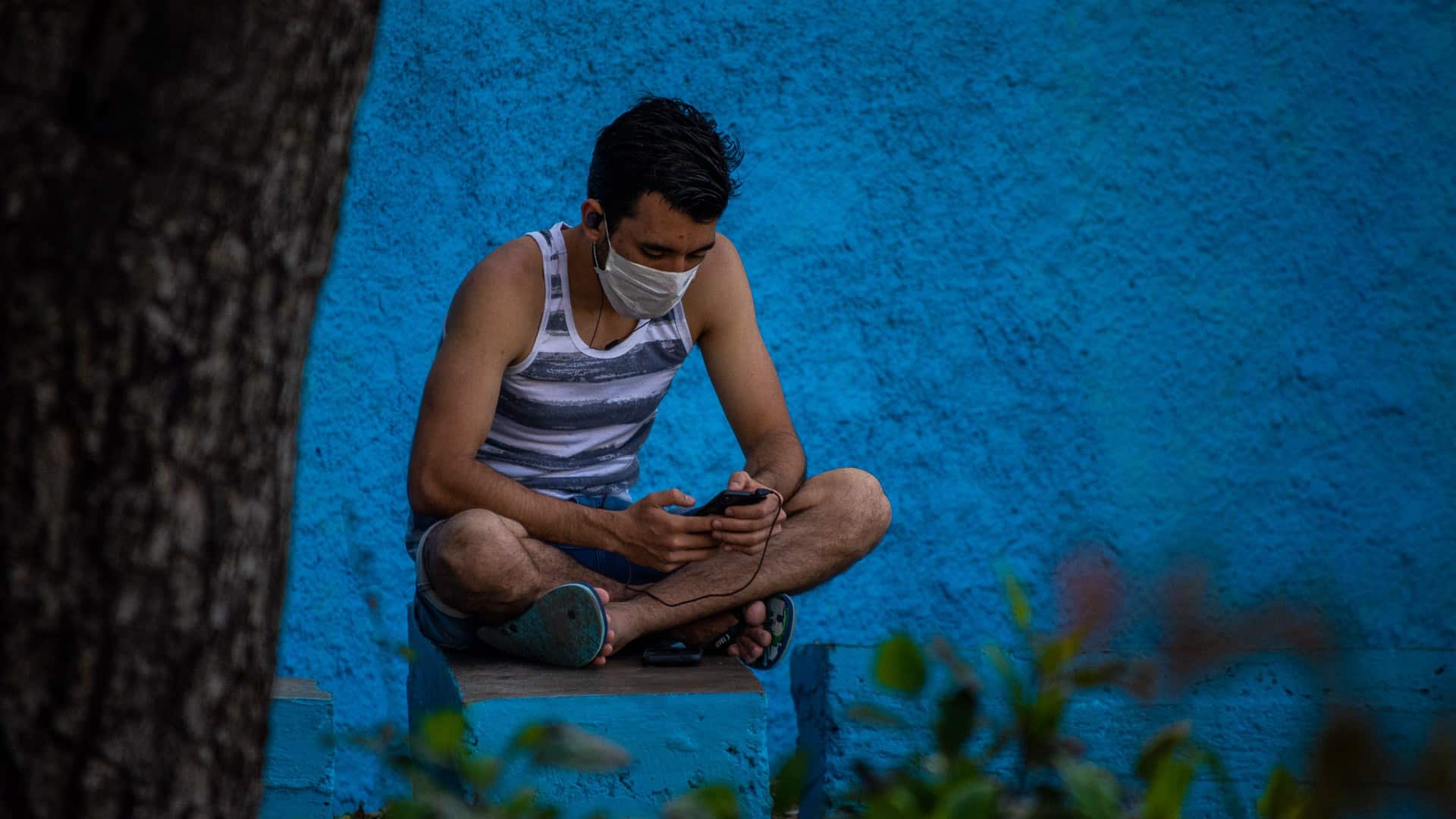 Joven se conecta a internet en un parque de La Habana