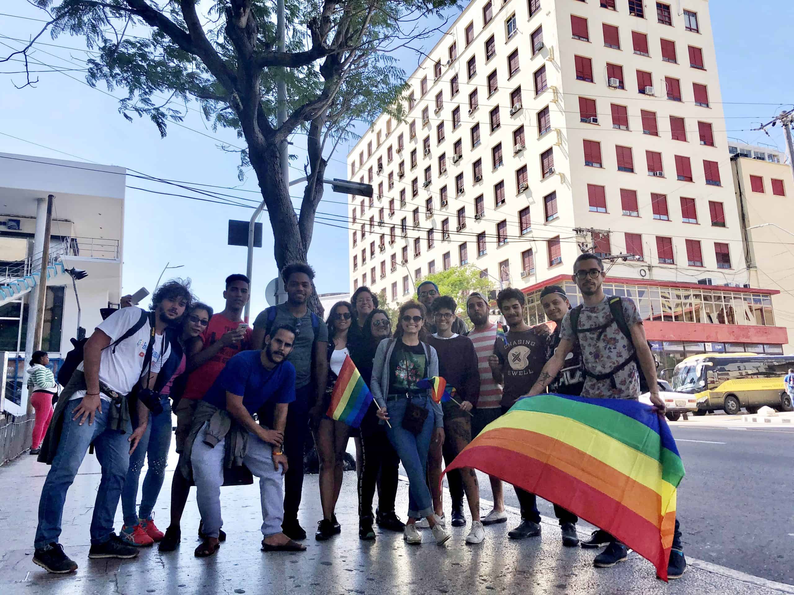 Activistas LGBT frente a la sede del ICRT en La Habana