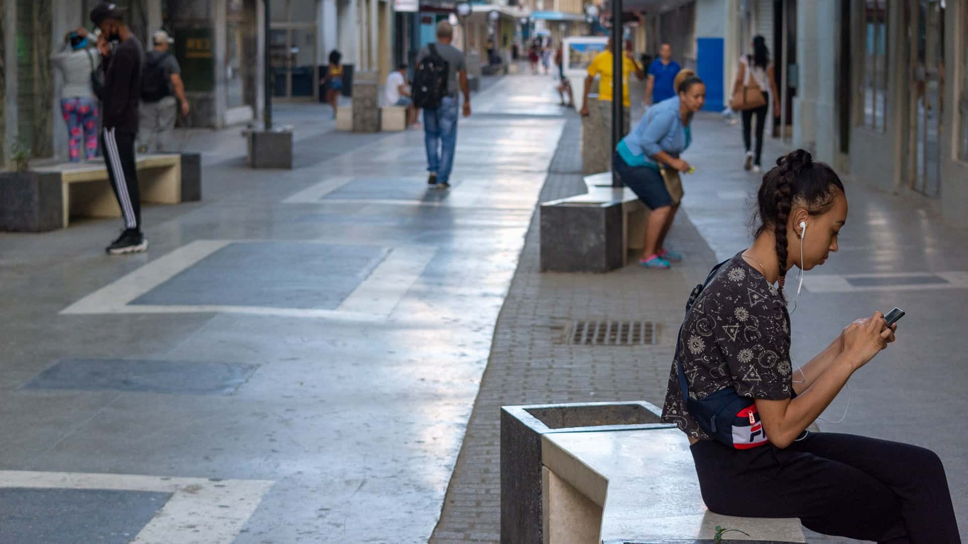 Cubana habla por teléfono en un parque de La Habana