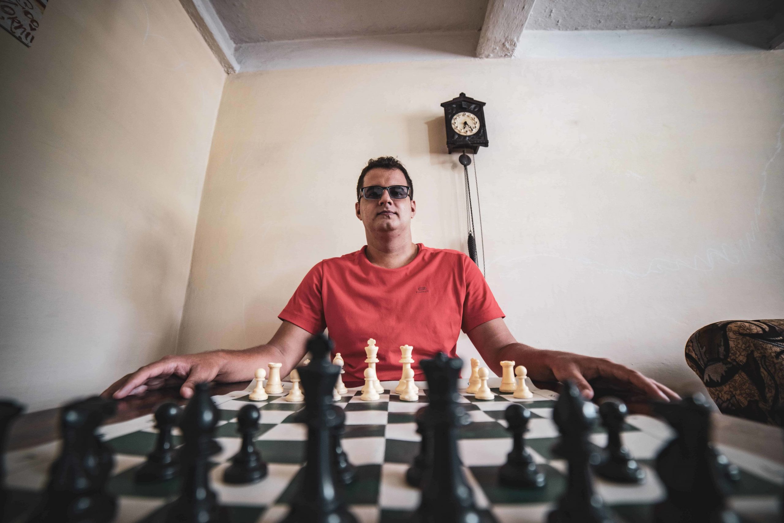 Roberto pantoja frente a un tablero de ajedrez