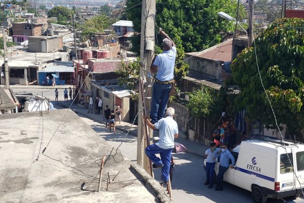 Ferrer denuncia corte de internet e instalación de cámaras frente a su casa