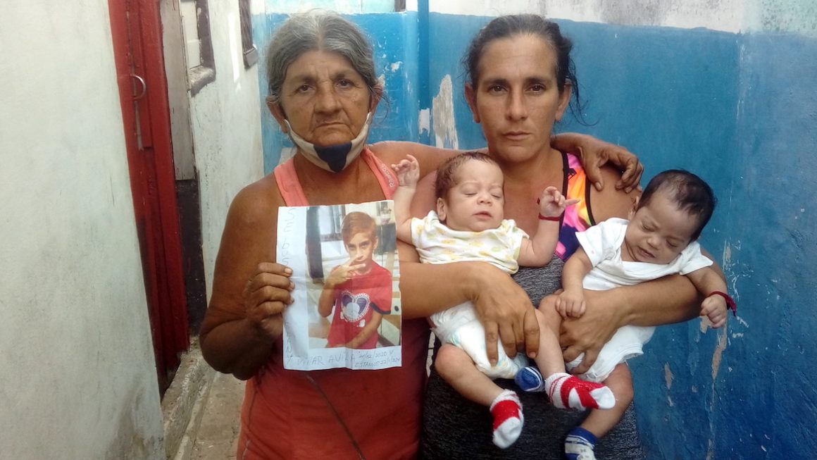 Airobis Ávila Pérez (der), madre del niño desaparecido, junto a su madre, Elena Pérez Alfonso, y sus dos hijos más pequeños en brazos.