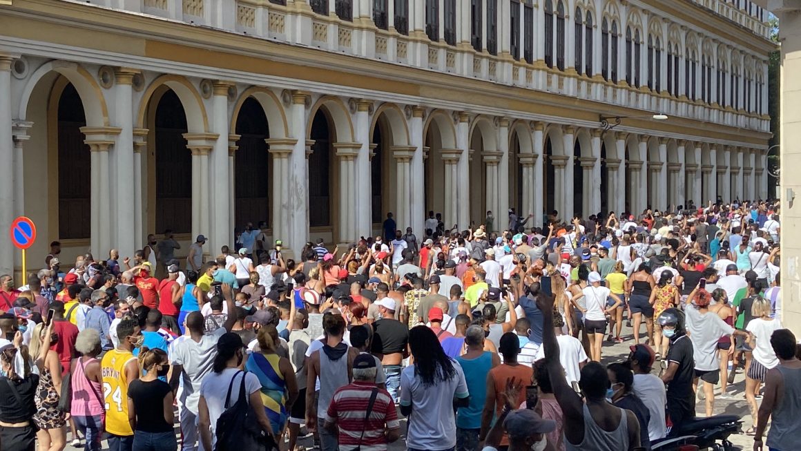 Cubanos protestan en las calles de La Habana